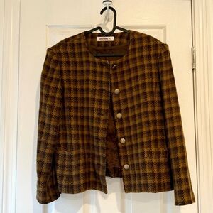 In very good condition woolblend jacket in trendy brown check color